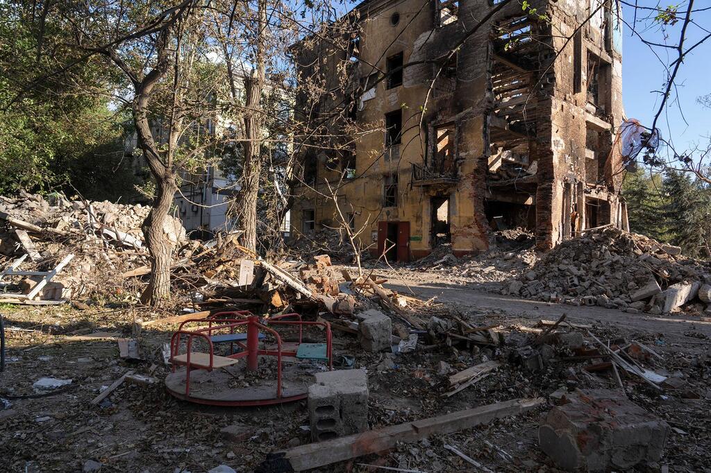 أنقاض مبنى سكني دمره القصف بجانب ملعب للأطفال في دروزكيفكا، منطقة دونيتسك، أوكرانيا.